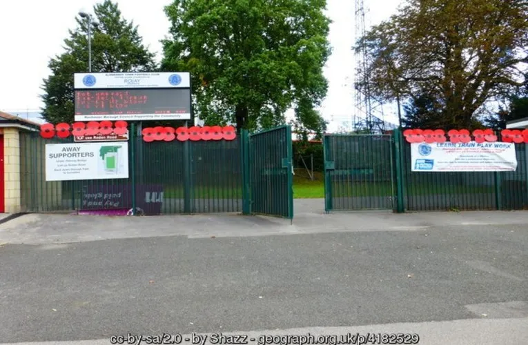Cổng vào chính sân Recreation Ground của câu lạc bộ Aldershot Town, biểu tượng bóng đá địa phương