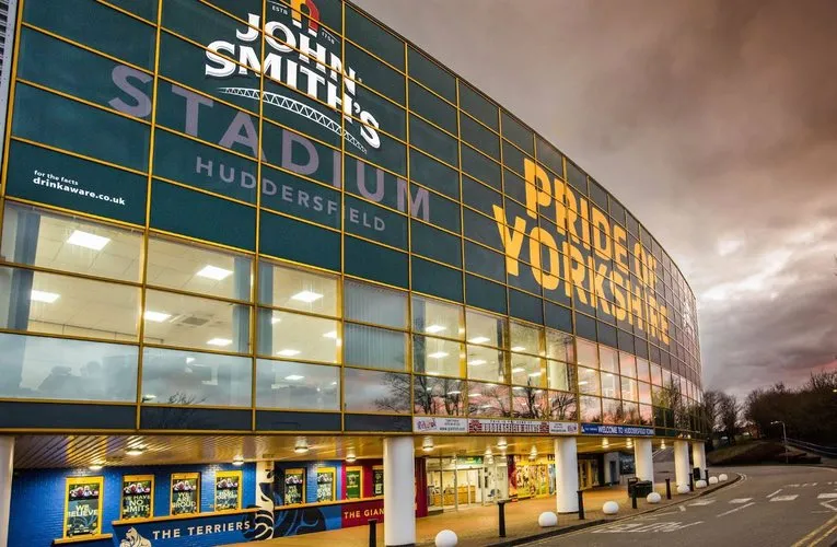 Cổng vào chính sân vận động John Smith's, đón chào người hâm mộ Huddersfield Town