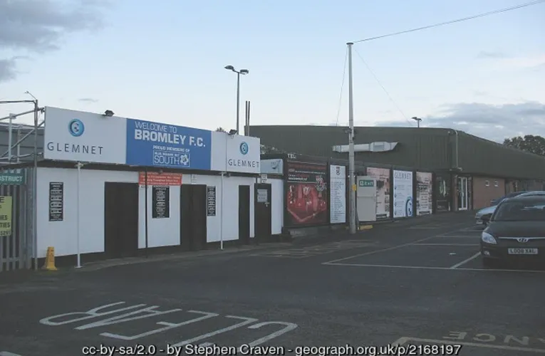 Cổng vào sân Hayes Lane, nơi chào đón người hâm mộ Bromley FC