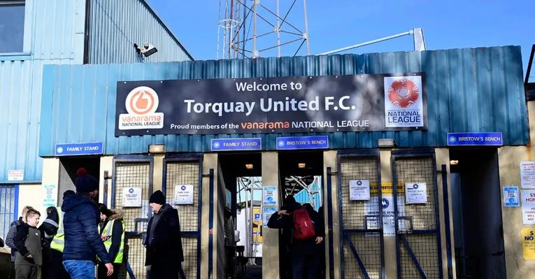 Cổng vào sân Plainmoor tại Torquay