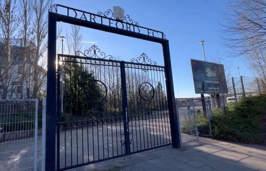 Cổng vào sân vận động Princes Park, chào đón người hâm mộ bóng đá Anh tại Dartford