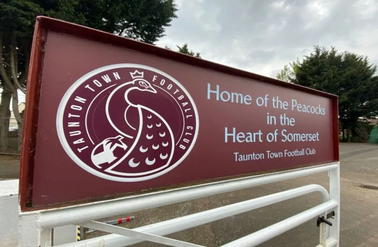 Cổng vào sân vận động Wordsworth Drive, điểm tiếp đón người hâm mộ Taunton Town