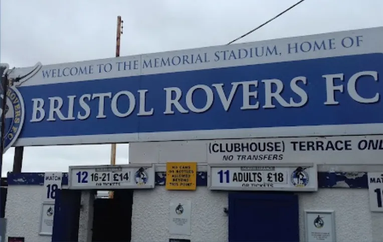 Cổng vào và cửa quay soát vé tại sân Memorial Stadium, chuẩn bị cho ngày thi đấu của Bristol Rovers