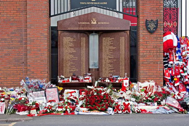 Đài tưởng niệm thảm họa Hillsborough tại sân Anfield, nơi tưởng nhớ các nạn nhân và biểu tượng tinh thần kiên cường của Liverpool