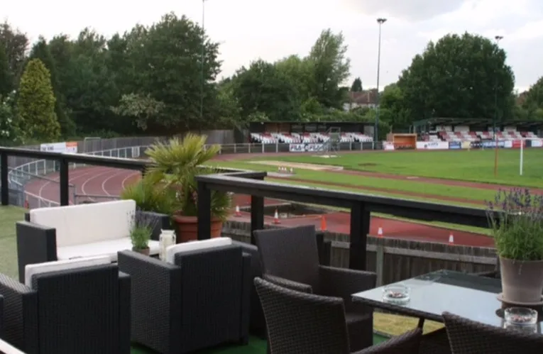 Đường chạy điền kinh 400 mét bao quanh sân cỏ tại Hornchurch Stadium, minh chứng cho tính đa năng của cơ sở vật chất này.