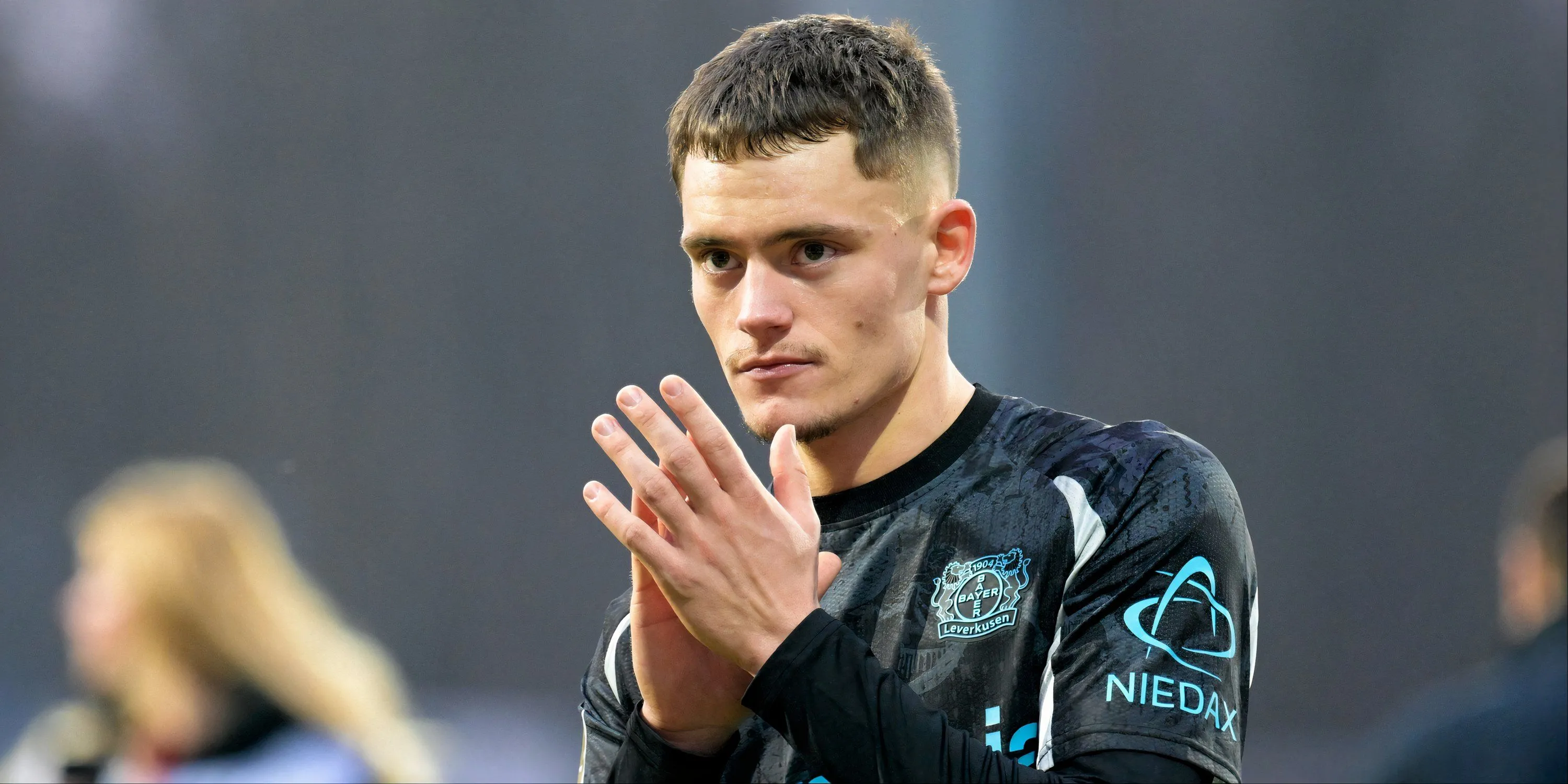 Florian Wirtz trong màu áo Bayer Leverkusen, ngôi sao tấn công mà Liverpool đã chiêu mộ.