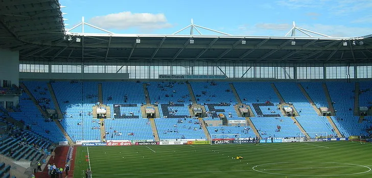 Góc nhìn cận cảnh các khán đài bên trong Sân vận động Coventry Building Society Arena, cho thấy cấu trúc độc đáo.