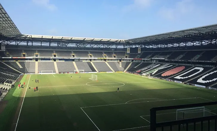 Góc nhìn cận cảnh các khán đài và ghế ngồi hiện đại bên trong sân vận động Stadium MK