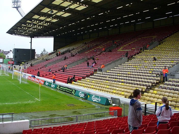 Góc nhìn cận cảnh khán đài Rookery tại sân Vicarage Road, nơi tập trung CĐV Watford