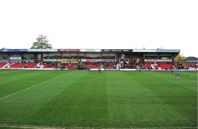 Góc nhìn cận cảnh khán đài West Stand tại Sân vận động Aggborough, địa điểm thi đấu của Kidderminster Harriers