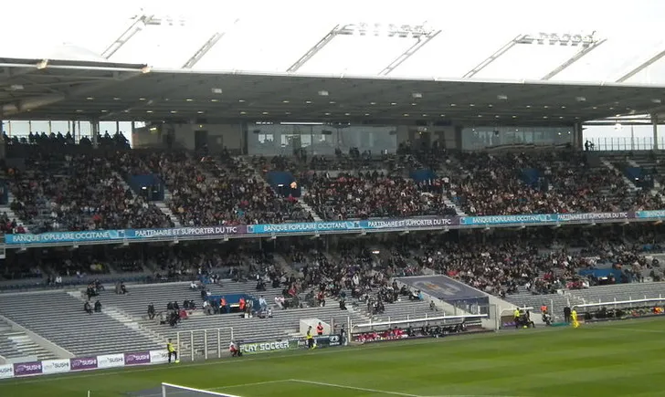 Góc nhìn khán đài Stadium Municipal de Toulouse, cho thấy thiết kế không gian mở