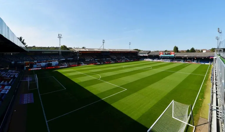 Góc nhìn sân Kenilworth Road từ khán đài
