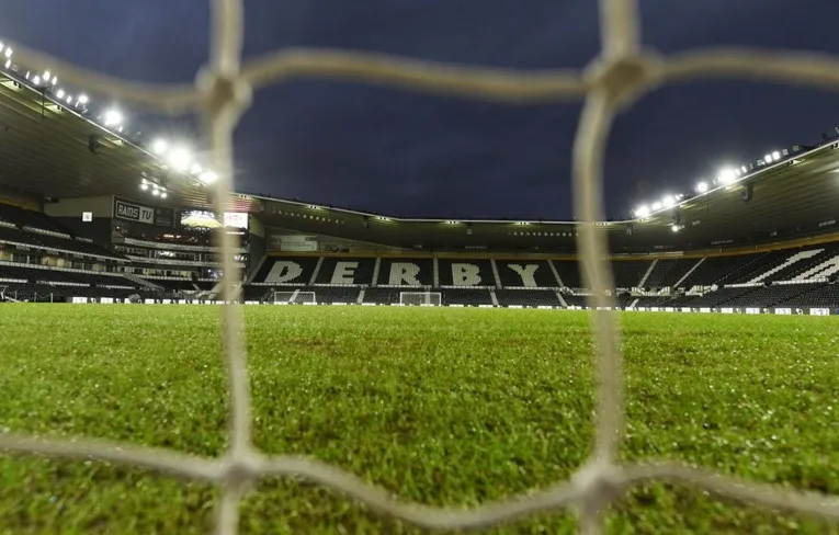 Góc nhìn sân vận động Pride Park qua khung lưới khung thành, cho thấy tầm nhìn từ sân.
