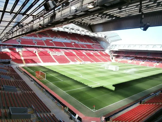Góc nhìn toàn cảnh sân Anfield từ phòng điều khiển, mang đến cái nhìn bao quát trận đấu