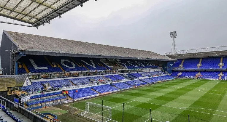 Góc nhìn toàn cảnh sân cỏ xanh mướt từ khán đài Portman Road, thể hiện chất lượng mặt sân và không khí trận đấu tại sân nhà Ipswich Town.