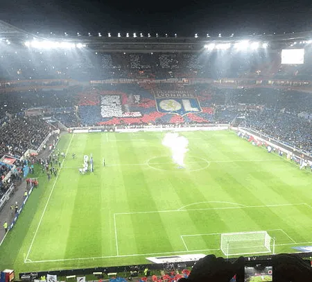 Góc nhìn toàn cảnh sân Groupama Stadium (Stade des Lumières) từ khán đài, cho thấy thiết kế hiện đại và sức chứa ấn tượng