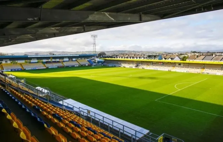 Góc nhìn toàn cảnh sân Plainmoor từ khán đài