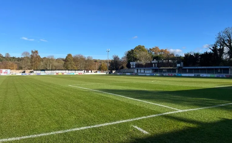 Góc nhìn toàn cảnh sân The Meadow Chesham United từ khán đài