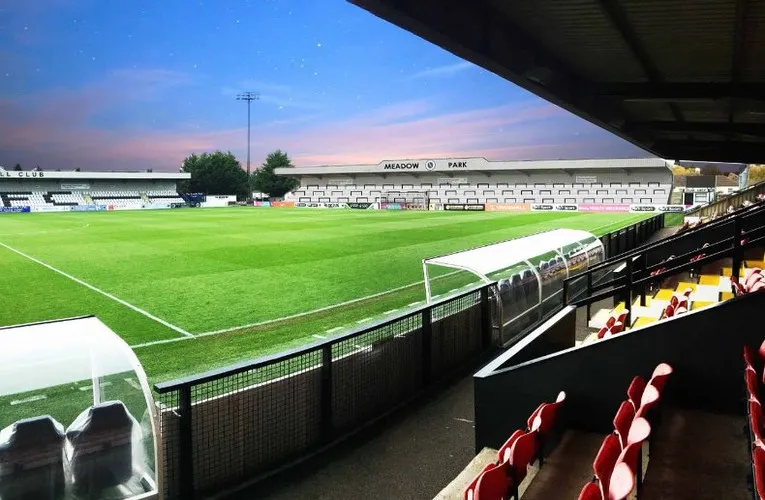 Góc nhìn toàn cảnh từ khán đài sân Meadow Park Borehamwood