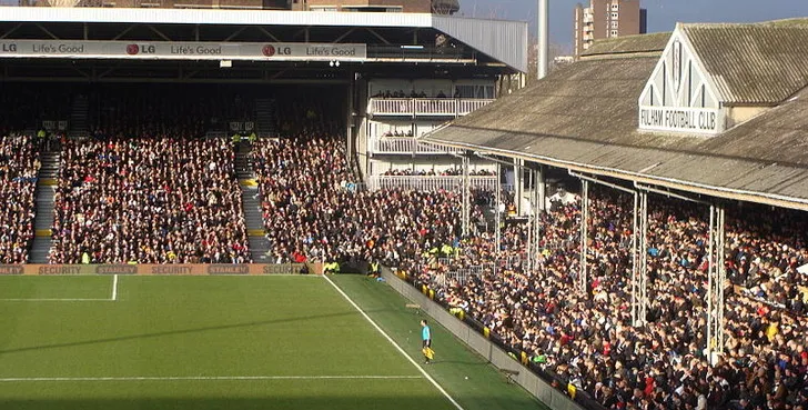 Góc nhìn tổng quan sân Craven Cottage từ các khán đài, nơi người hâm mộ theo dõi từng diễn biến trận đấu.