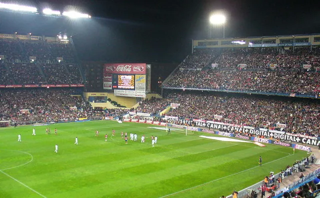 Góc nhìn tổng quan từ khán đài cao nhất tại sân Vicente Calderón