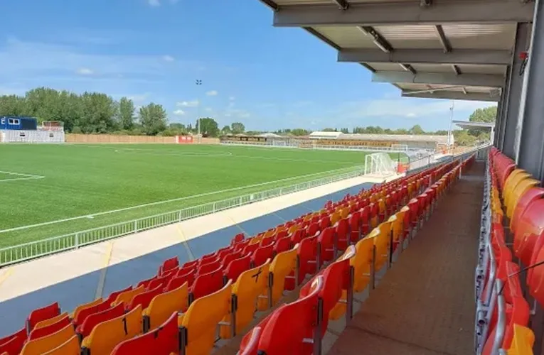 Góc nhìn tổng quan từ khán đài của sân Meadow Park Gloucester