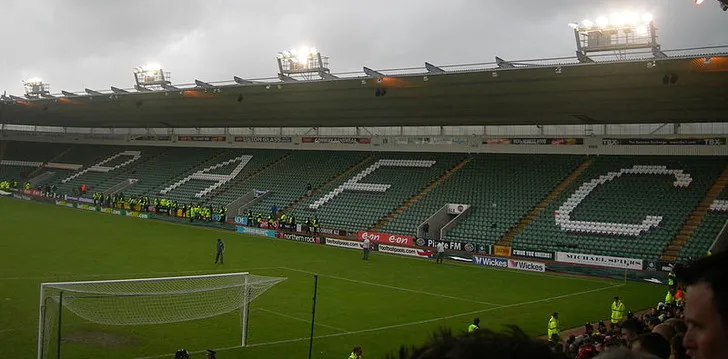 Góc nhìn tổng thể từ khán đài tại Home Park, sân nhà của Plymouth Argyle