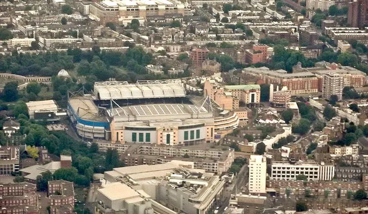 Góc nhìn trên cao toàn cảnh sân vận động Stamford Bridge, London