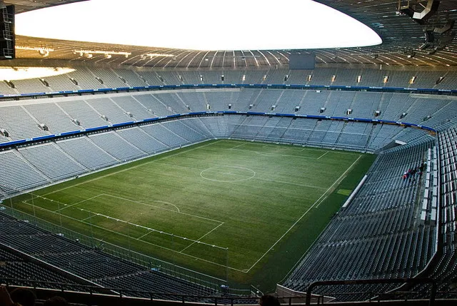 Góc nhìn từ các khán đài bên trong sân Allianz Arena hướng ra sân cỏ