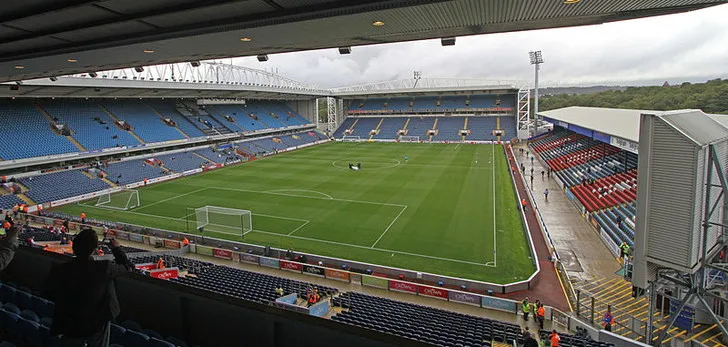Góc nhìn từ các khán đài Ewood Park, sân nhà của Blackburn Rovers