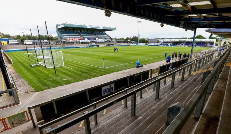 Góc nhìn từ các khán đài sân Memorial Stadium, nơi người hâm mộ Bristol Rovers cổ vũ