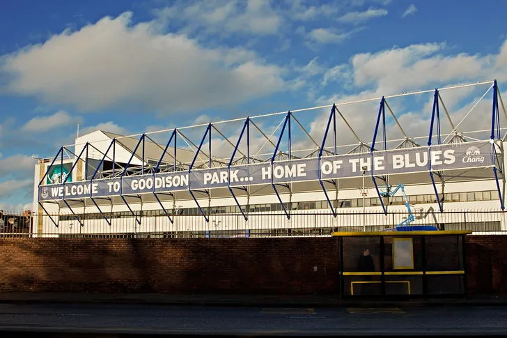 Góc nhìn từ con đường bên ngoài sân Goodison Park, cho thấy kiến trúc truyền thống của sân