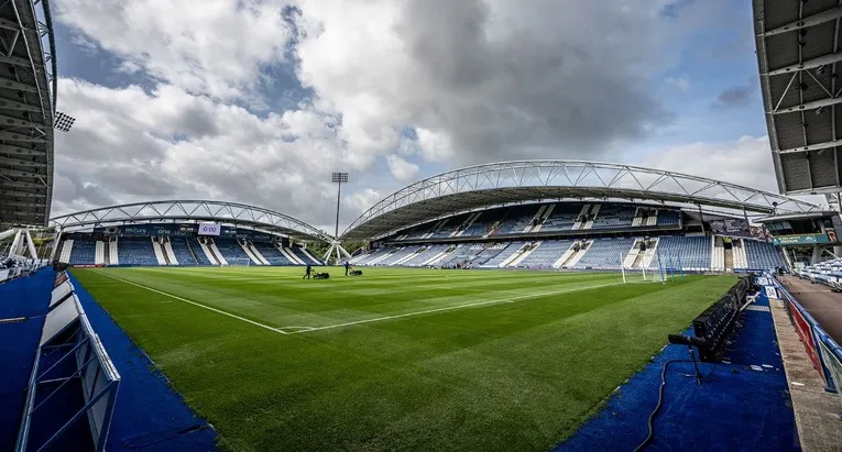 Góc nhìn từ đường biên mặt sân John Smith's Stadium, sẵn sàng cho trận đấu bóng đá Anh