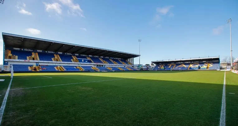 Góc nhìn từ đường biên sân Field Mill (One Call Stadium)
