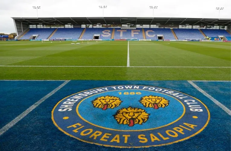 Góc nhìn từ đường pitch tại sân Croud Meadow của câu lạc bộ Shrewsbury Town