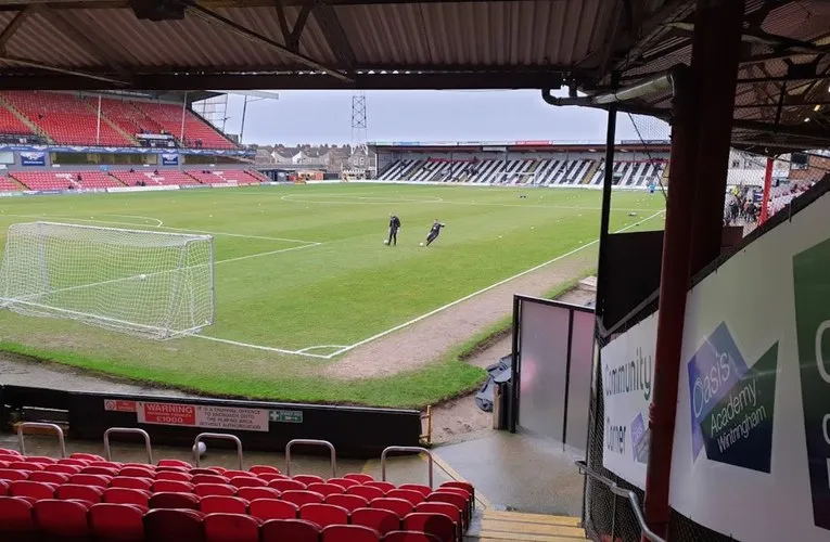Góc nhìn từ khán đài bên trong sân vận động Blundell Park, cho thấy tầm nhìn ra sân cỏ và các khu vực chỗ ngồi.