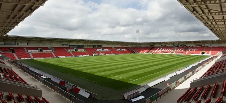Góc nhìn từ khán đài bên trong Sân vận động Eco-Power, sân nhà của Doncaster Rovers