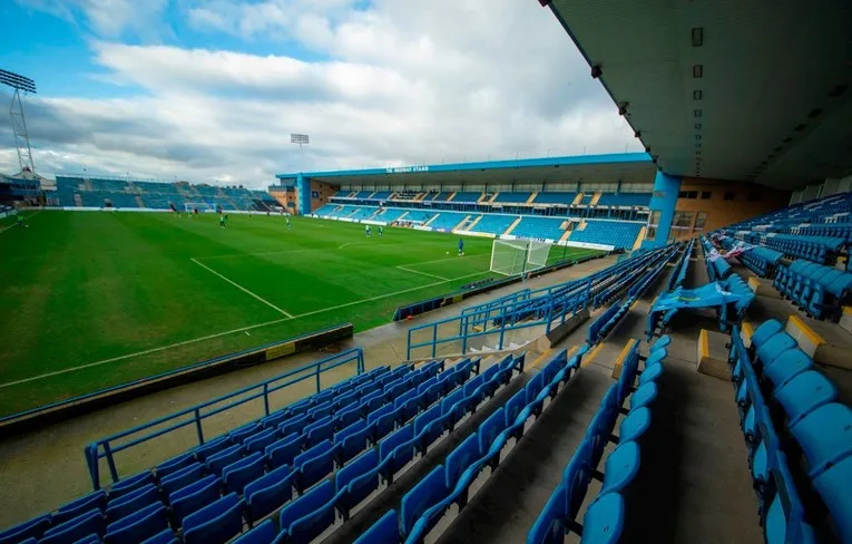 Góc nhìn từ khán đài bên trong sân vận động Priestfield, nơi các cổ động viên Gillingham FC theo dõi trận đấu.