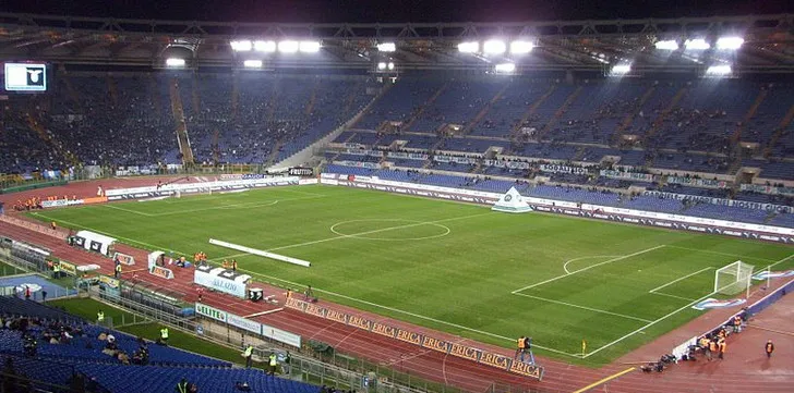 Góc nhìn từ khán đài bên trong Stadio Olimpico, thể hiện quy mô và tầm nhìn sân đấu.