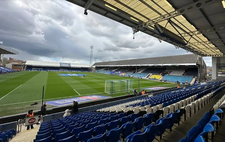 Góc nhìn từ khán đài bên trong Weston Homes Stadium, cho thấy tầm nhìn rõ ràng ra sân đấu của Peterborough United