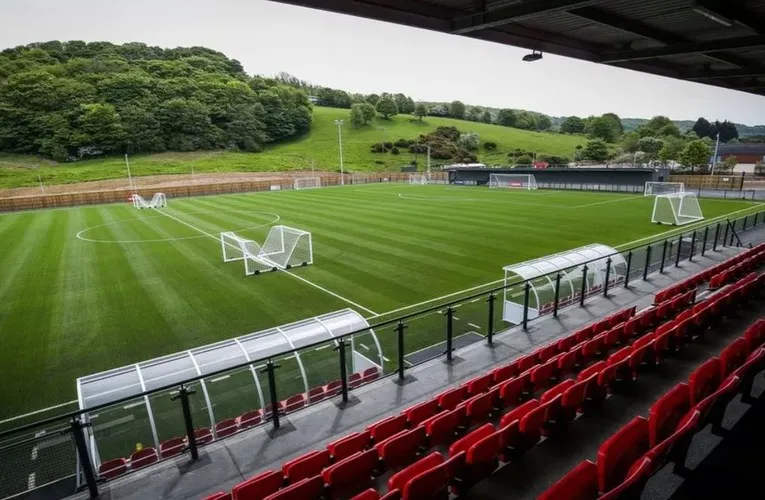 Góc nhìn từ khán đài chính của sân vận động Scarborough Athletic, cho thấy mặt cỏ nhân tạo và tầm nhìn toàn cảnh