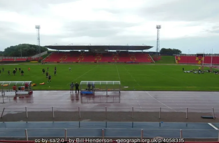 Góc nhìn từ khán đài chính Sân vận động Gateshead International, cho thấy đường chạy điền kinh và sân bóng đá