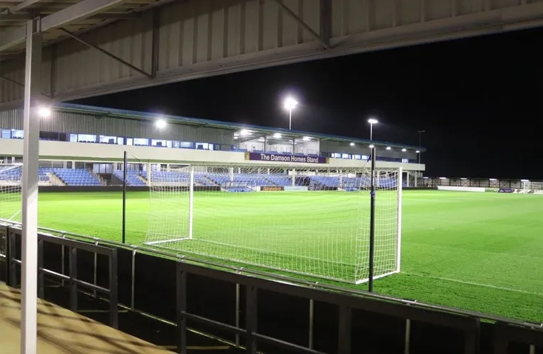 Góc nhìn từ khán đài chính tại sân Damson Park, nơi khán giả Solihull Moors FC theo dõi các diễn biến chiến thuật trận đấu.