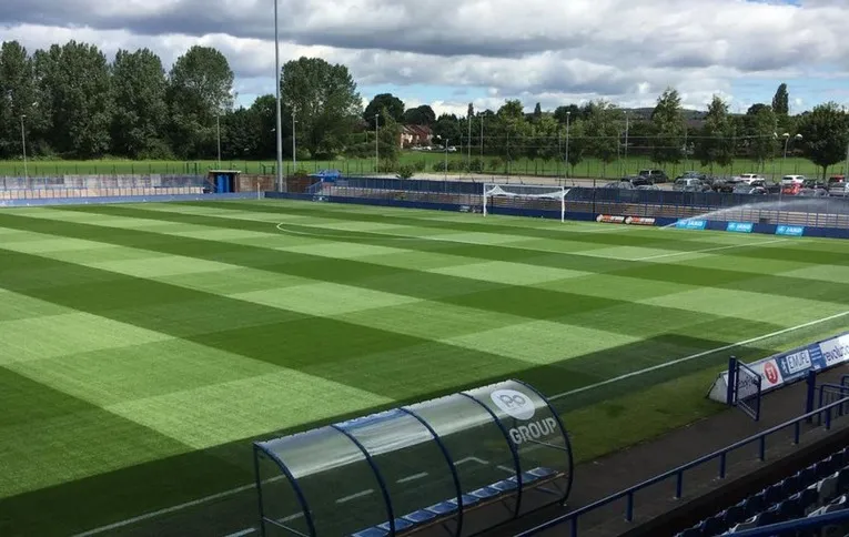 Góc nhìn từ khán đài chính tại Tameside Stadium, bao quát toàn bộ sân.