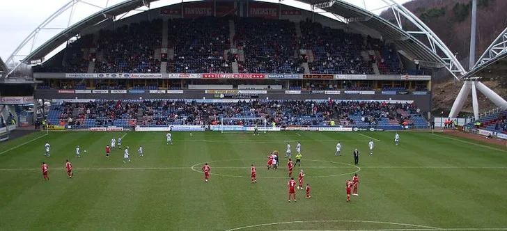 Góc nhìn từ khán đài Core Stand, bao quát toàn bộ mặt sân John Smith's Stadium