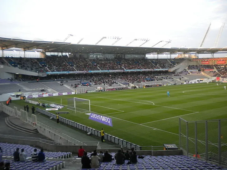 Góc nhìn từ khán đài của Stadium Municipal de Toulouse, bao quát toàn bộ sân