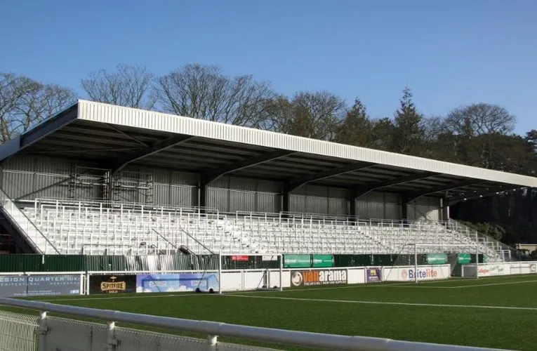 Góc nhìn từ khán đài mới phía sau khung thành tại sân Gallagher Stadium, Maidstone