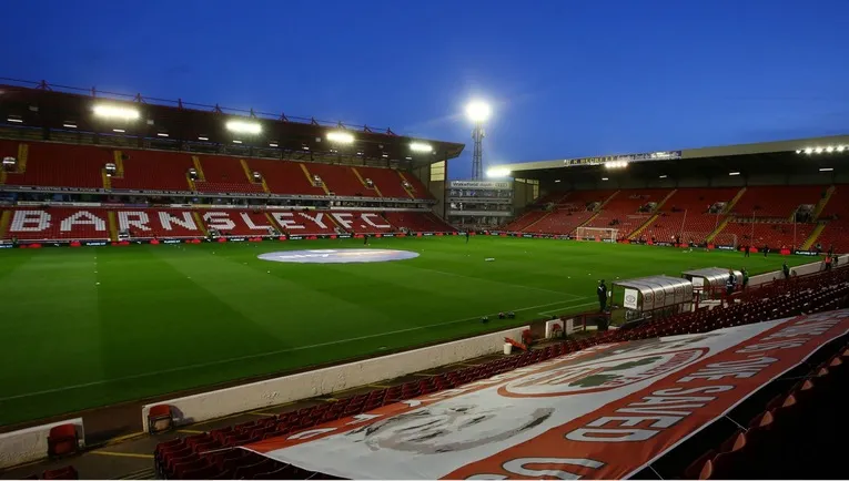 Góc nhìn từ khán đài ra mặt cỏ sân vận động Oakwell, nơi diễn ra các trận đấu của Barnsley FC