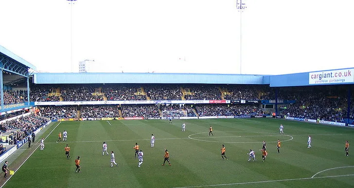 Góc nhìn từ khán đài sân Loftus Road, cho thấy sự gần gũi giữa người hâm mộ và mặt cỏ thi đấu, tạo không khí cuồng nhiệt.