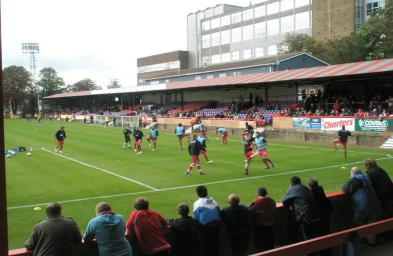 Góc nhìn từ khán đài sân Recreation Ground, nơi diễn ra các trận đấu của Aldershot Town